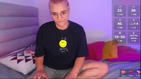 Isabella Mout  online show from September 8, 2025, 3:22 pm