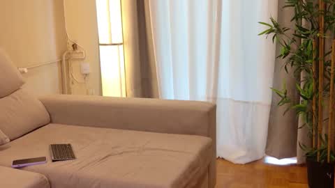 isabellauribe online show from September 18, 2025, 1:57 pm