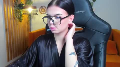 isabellevale online show from October 6, 2025, 6:38 pm