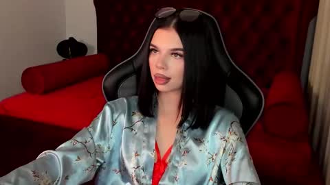 isabellevale online show from October 8, 2025, 6:49 pm