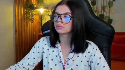 isabellevale online show from October 9, 2025, 5:44 pm