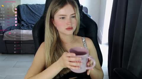 isabelswan online show from May 25, 2026, 2:45 pm