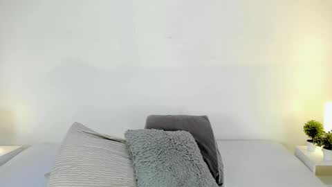 isameow online show from February 20, 2025, 9:09 pm