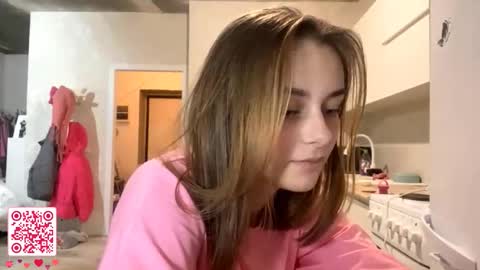 Snapshot of isauratorkelson chatting on November 26, 2025, 8:32 pm Issa online show from November 26, 2025, 8:32 pm