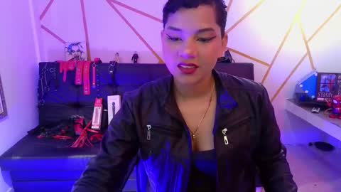 isabela online show from October 6, 2025, 8:39 pm