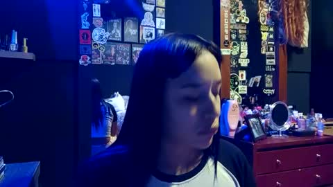 Isis online show from December 4, 2025, 10:40 pm