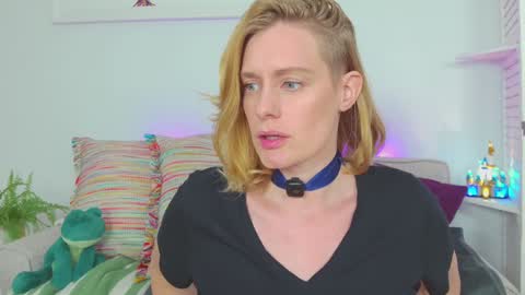 Lou  Peaches online show from September 18, 2025, 2:52 pm