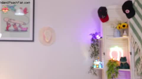 Snapshot of island_peach chatting on June 18, 2026, 8:13 pm Lou Peaches online show from June 18, 2026, 8:13 pm