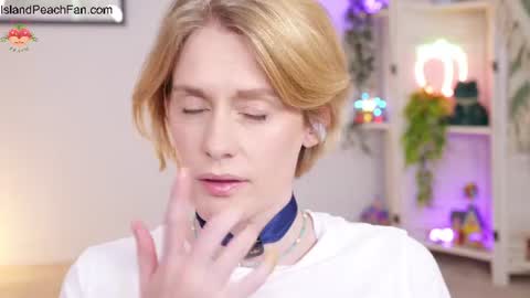 Snapshot of island_peach chatting on July 10, 2026, 2:19 pm Lou Peaches online show from July 10, 2026, 2:19 pm