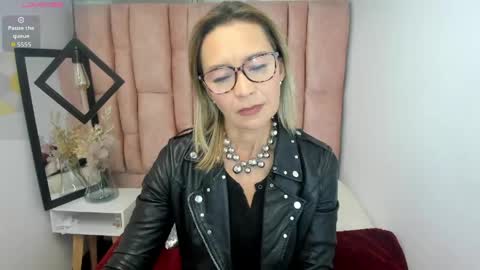 Snapshot of issa_milf__ chatting on May 26, 2026, 1:40 pm ISSA MILF online show from May 26, 2026, 1:40 pm