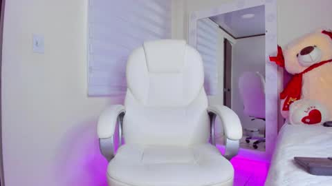 Isa  online show from February 18, 2025, 11:44 am