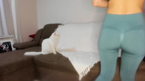 Issabelle online show from February 28, 2025, 6:43 am