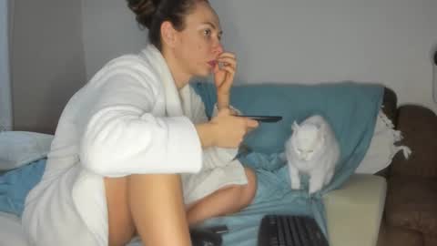 Issabelle online show from November 19, 2025, 6:24 am