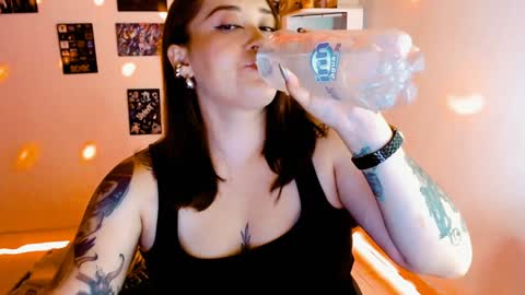 Snapshot of issis_demon chatting on December 4, 2024, 2:42 am Yiz online show from December 4, 2024, 2:42 am