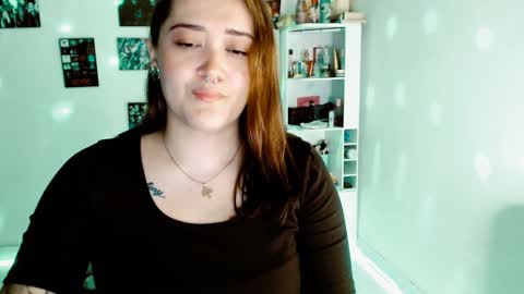 Snapshot of issis_demon chatting on December 8, 2024, 4:57 am Yiz online show from December 8, 2024, 4:57 am