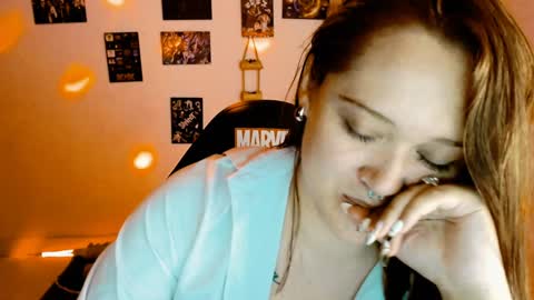 Snapshot of issis_demon chatting on December 30, 2024, 9:16 am Yiz online show from December 30, 2024, 9:16 am