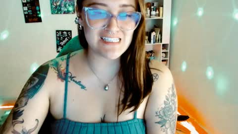 Snapshot of issis_demon chatting on January 13, 2025, 8:15 am Yiz online show from January 13, 2025, 8:15 am