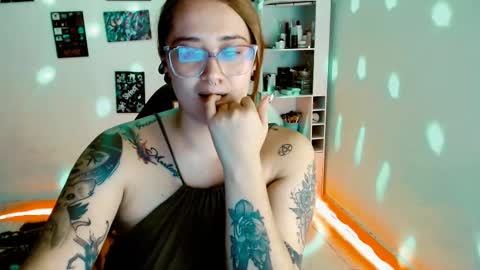 Snapshot of issis_demon chatting on February 17, 2025, 7:15 am Yiz online show from February 17, 2025, 7:15 am