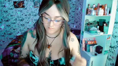 Snapshot of issis_demon chatting on November 25, 2025, 2:11 am Yiz online show from November 25, 2025, 2:11 am