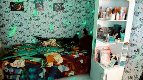 Snapshot of issis_demon chatting on November 30, 2025, 12:36 am Yiz online show from November 30, 2025, 12:36 am