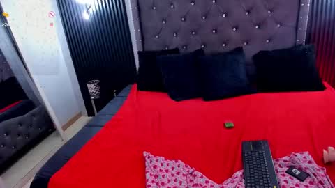 Snapshot of issis_smith chatting on September 16, 2025, 8:32 pm issis_smith online show from September 16, 2025, 8:32 pm