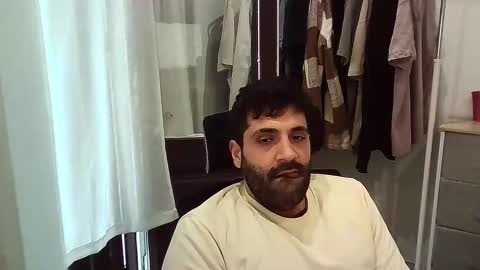 italianboybcn online show from November 14, 2025, 8:46 am