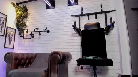 Italo Moore online show from October 24, 2025, 11:17 am