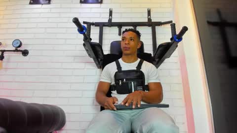 Italo Moore online show from December 1, 2025, 11:15 am