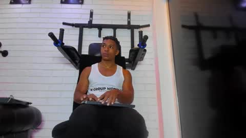 Italo Moore online show from December 2, 2025, 11:48 am