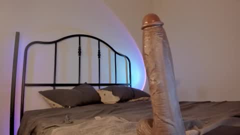 Isabella online show from November 19, 2025, 12:38 pm