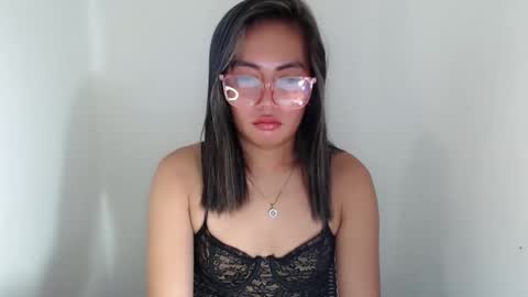 itsurgil_kloeh online show from November 17, 2025, 7:08 pm