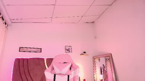 Snapshot of itzel_geneva chatting on June 24, 2026, 7:35 pm Itzel online show from June 24, 2026, 7:35 pm