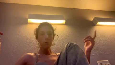 Snapshot of ivy_rose90 chatting on August 1, 2026, 3:50 am ivy_rose90 online show from August 1, 2026, 3:50 am