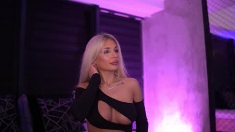 IvyRowa online show from September 24, 2025, 5:38 pm