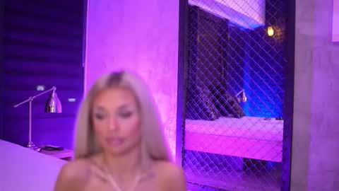 IvyRowa online show from October 5, 2025, 5:22 pm