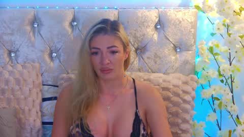 Snapshot of izabellle02 chatting on June 3, 2026, 3:20 am Izabella online show from June 3, 2026, 3:20 am