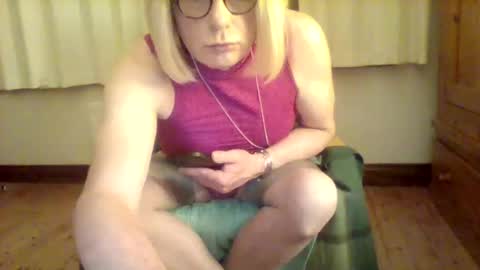 Snapshot of izzy_mchoney chatting on May 15, 2026, 11:34 pm izzy_mchoney online show from May 15, 2026, 11:34 pm