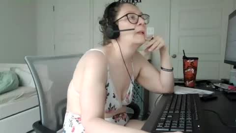 Snapshot of izzynoela chatting on September 22, 2025, 4:42 pm izzynoela online show from September 22, 2025, 4:42 pm