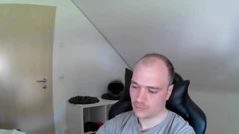 here4y online show from April 11, 2026, 9:35 am