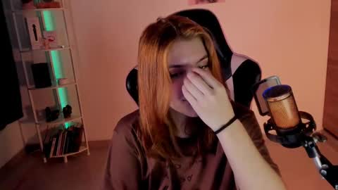 Linda Sofia help me get to 100 thumbs up online show from December 16, 2024, 7:58 am