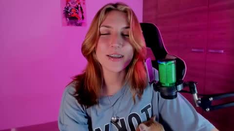 Linda Sofia help me get to 100 thumbs up online show from January 7, 2025, 4:18 am