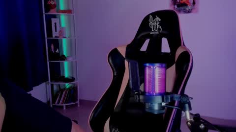 Linda Sofia help me get to 100 thumbs up online show from January 8, 2025, 4:23 am