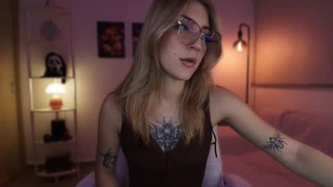 Linda Sofia help me get to 100 thumbs up online show from November 14, 2025, 4:55 am