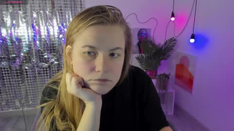 Jade online show from December 15, 2024, 1:43 pm