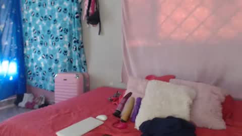 Snapshot of jade_watson19 chatting on December 7, 2024, 7:10 pm Jade Watson online show from December 7, 2024, 7:10 pm