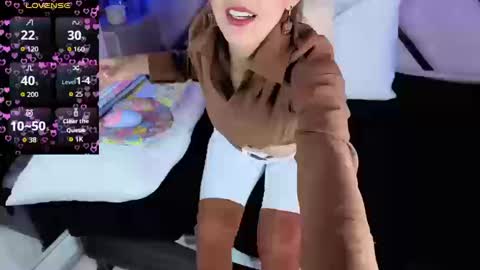 jade white  online show from January 9, 2026, 1:58 pm