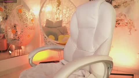 Jade Summer online show from October 3, 2025, 11:40 am