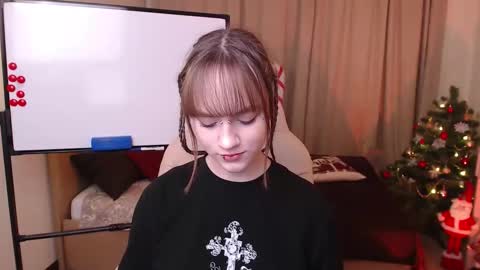 jamie_chung online show from December 18, 2025, 5:13 am