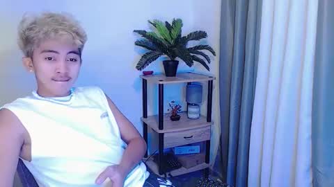 jaysee_hugecox online show from May 2, 2026, 2:11 pm