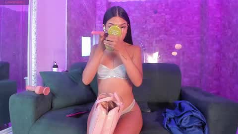 jazmiin_evans online show from April 19, 2026, 8:35 am